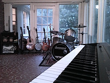 studio-piano A clean studio.